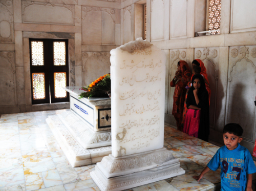 Pakistan Lahore Badshahi  Mosque Tomb