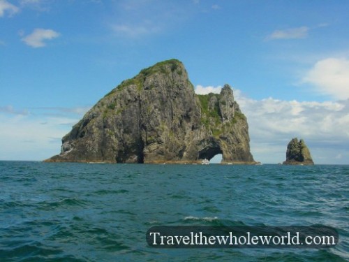New-Zealand-Bay-Of-Islands-Hole-In-The-Rock