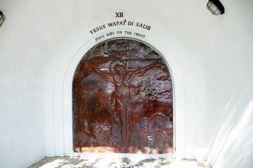 Religious station along the stairs to Cristo Rei