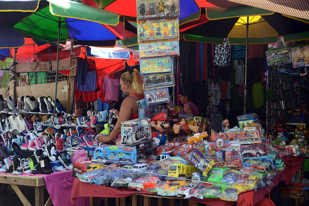 Large market in San Salvador