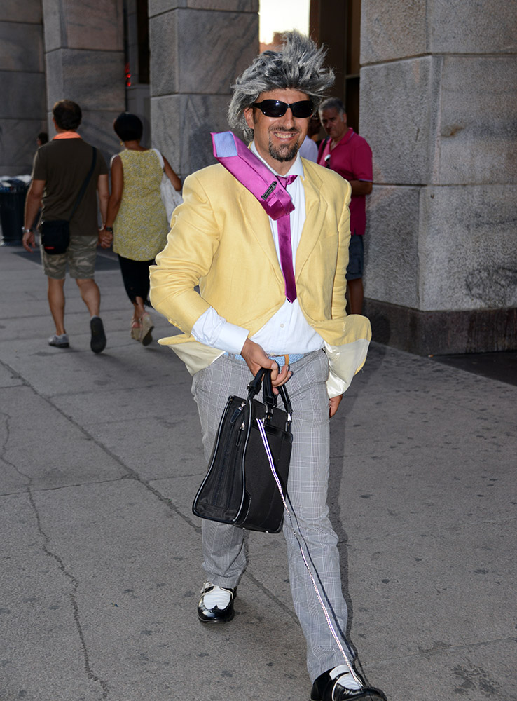Street entertainer in Milan