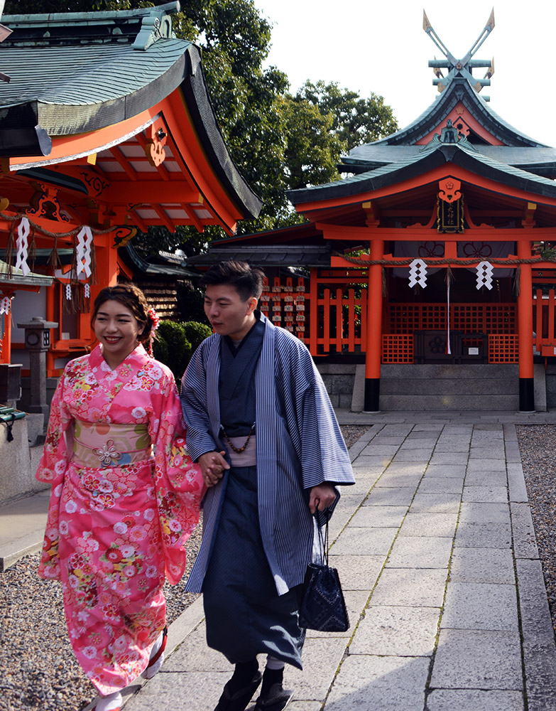 Japanese couple in traditional clothing at Fushimi Inari Taisha