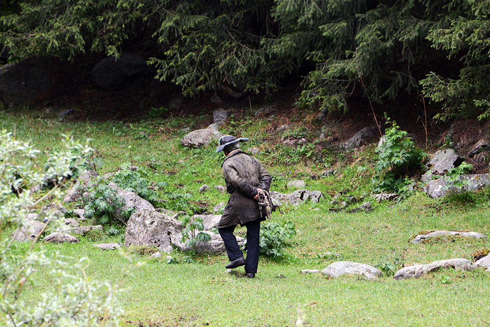 Walking through the Tian Shan Mountains