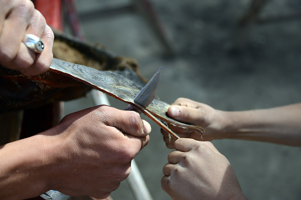 Kyrgyzstan Cow Skin Cutting Yurt Building