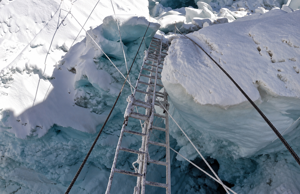 Double ladder crossing in the Khumbu Icefall