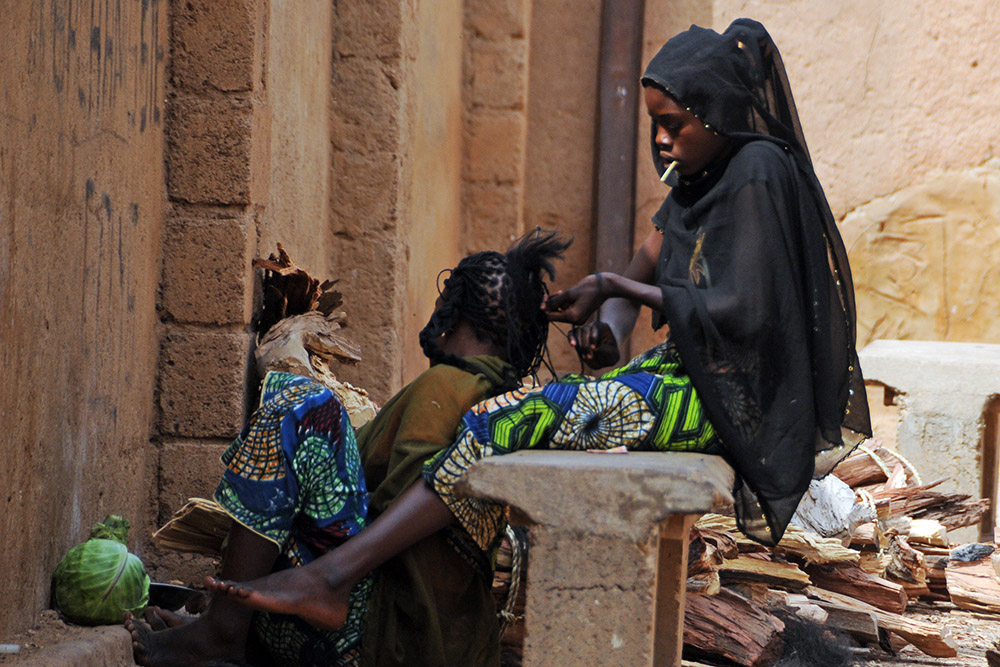 Hair Braiding Women braiding hair in Zinder Niger