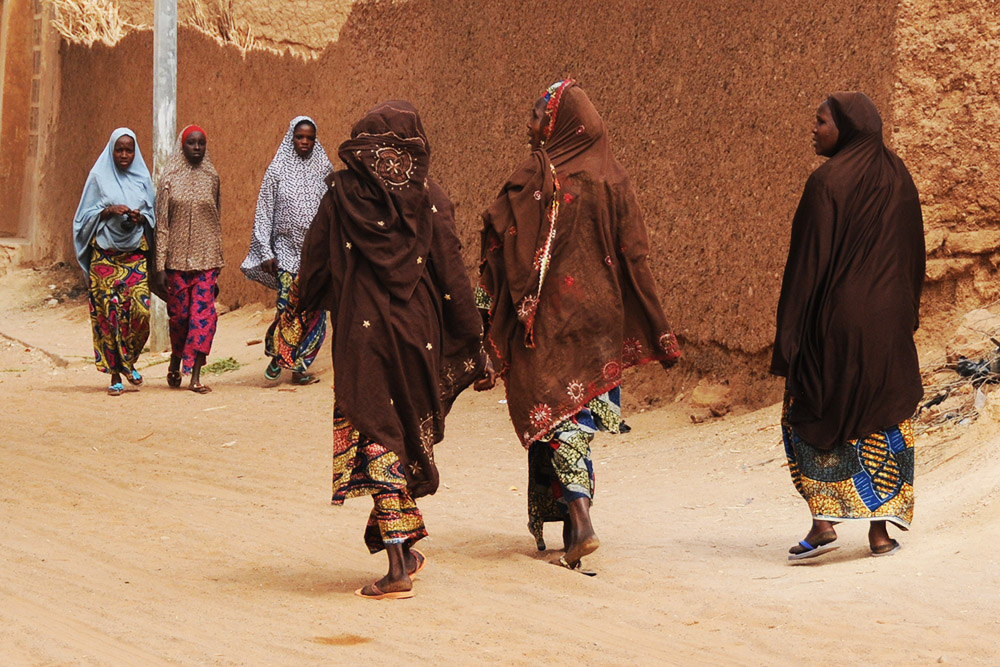 Woman in Zinder Women walking in Zinder Niger