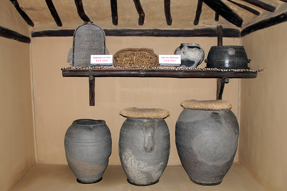 North Korea Pyongyang Kim Il Sung Cabin Belongings