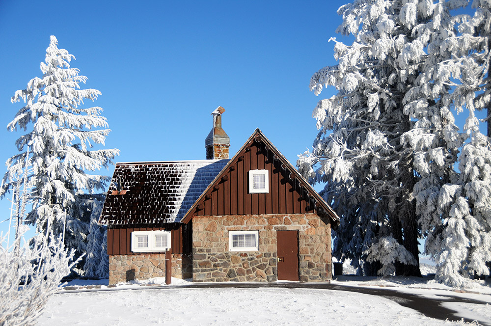 Cabin near the Crater Lake rim