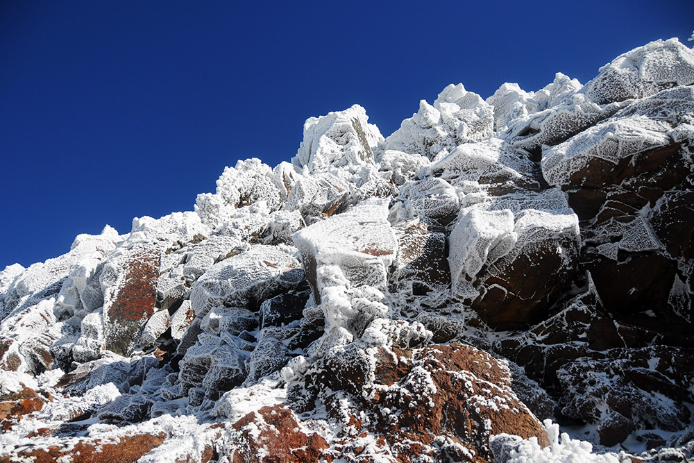 Rocky slopes above the Crater Lake trail