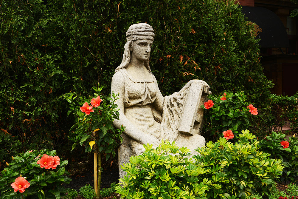 Statue at Station Square
