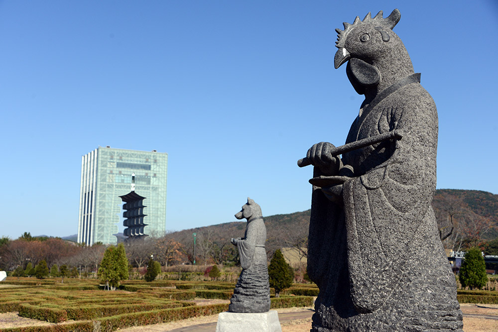 Rooster sculpture at Gyeongju Expo Park