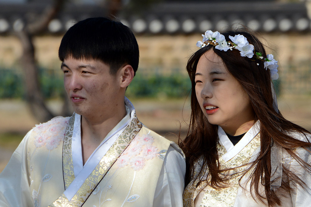 Couple wearing traditional Korean clothing near Cheomseongdae