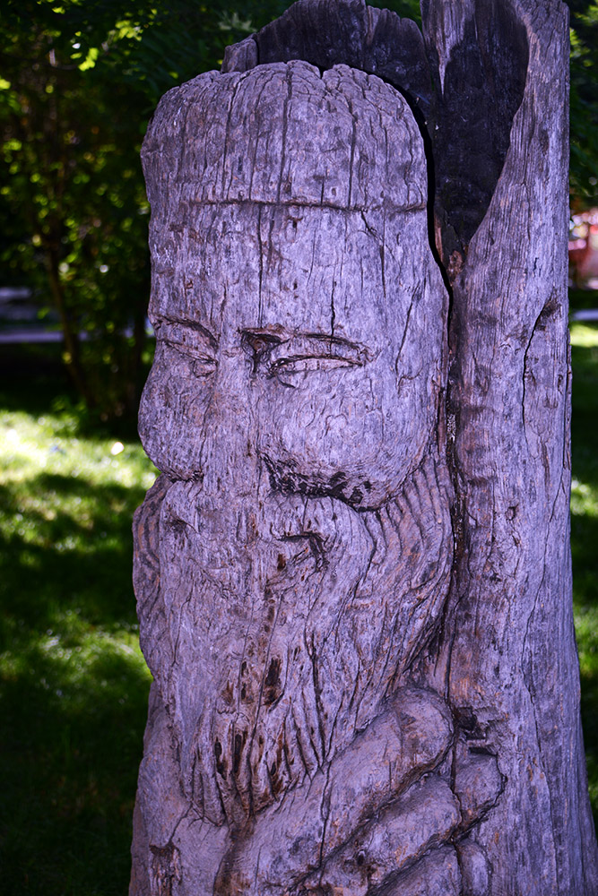 Tree Carving Tree carving in a Dushanbe park