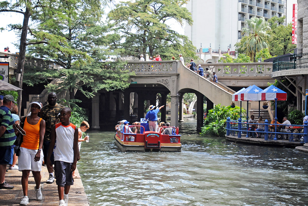 San Antonio River Walk Restaurants and visitors along the San Antonio River Walk
