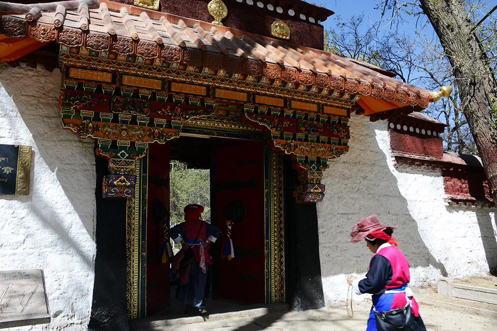 Tibetan women at Norbulingka in Lhasa