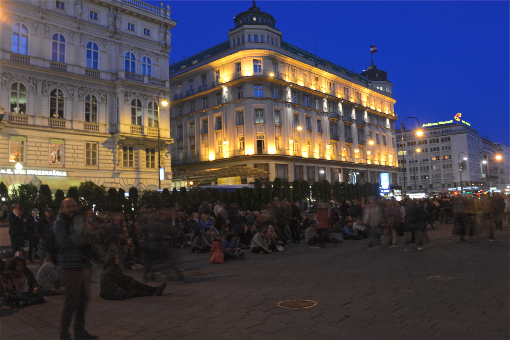 Crowd outside the Vienna State Opera