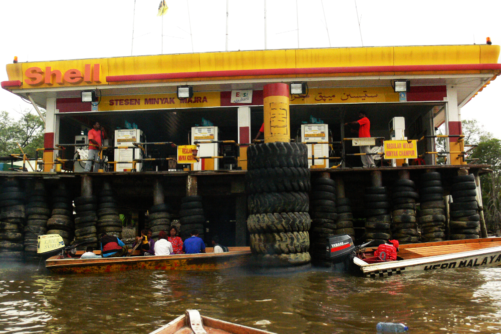 Boat Fuel Station in Brunei Shell fuel station for boats in Bandar Seri Begawan, Brunei