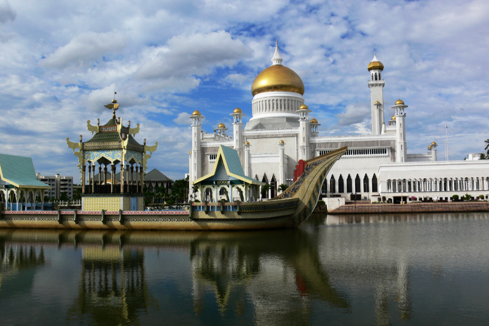 Omar Ali Saifuddien Mosque Omar Ali Saifuddien Mosque in Bandar Seri Begawan, Brunei